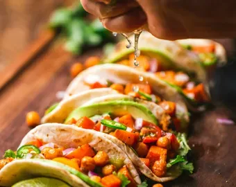 Tacos servidos en un restaurante de ejemplo