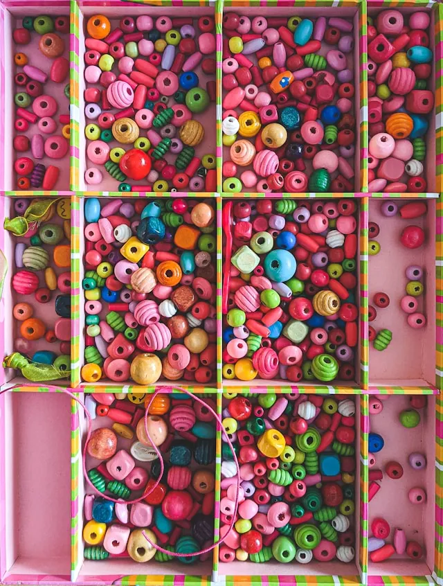 Cajita con chaquira de colores, producto de ejemplo en una tienda en línea